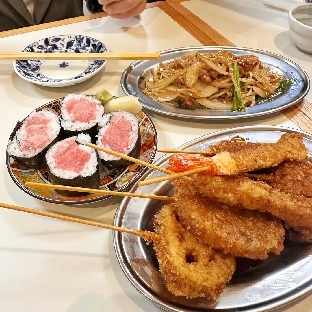 本まぐろトロ詰め込み巻きと串カツ盛り合わせ
