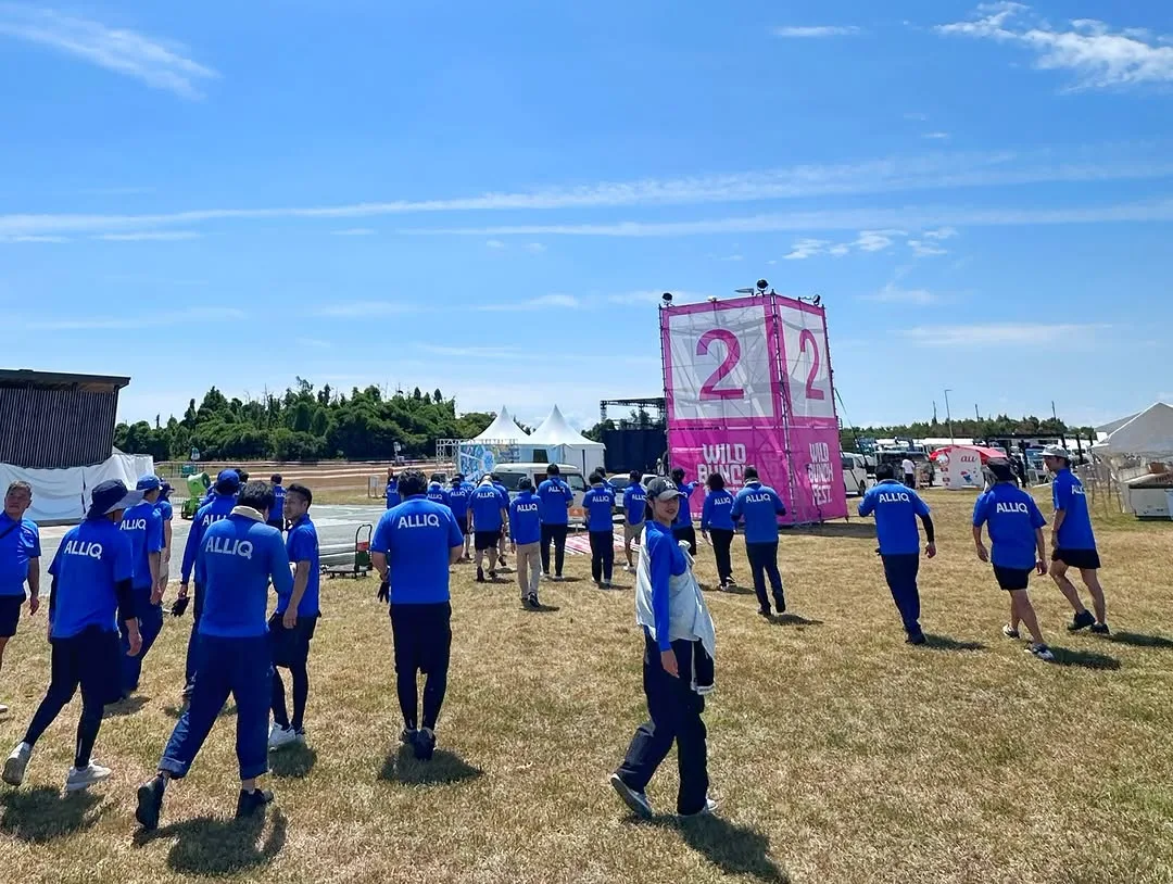 WILDBUNCH FESTの会場サインへ向かうスタッフたち