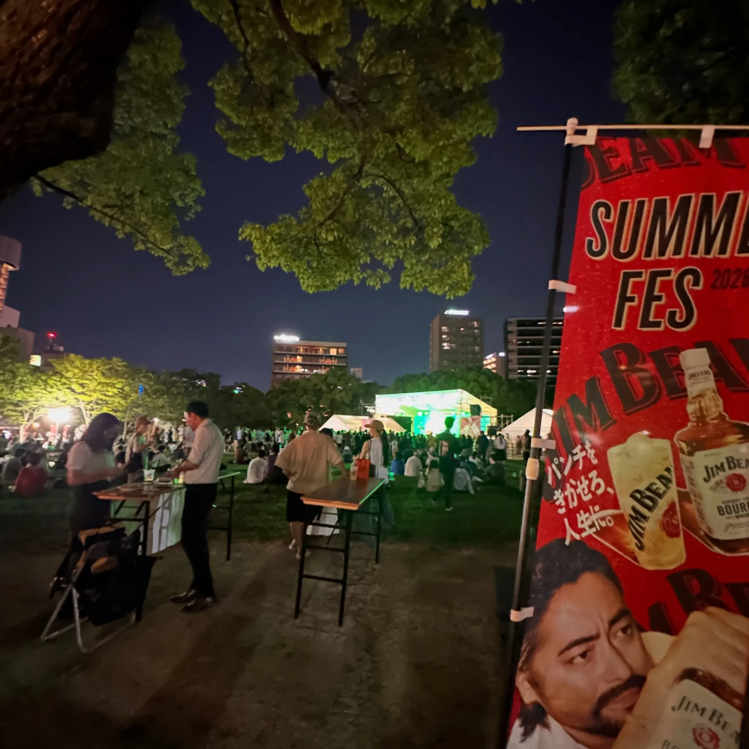 夜の天神中央公園に並ぶジムビームフェスの装飾と会場の様子